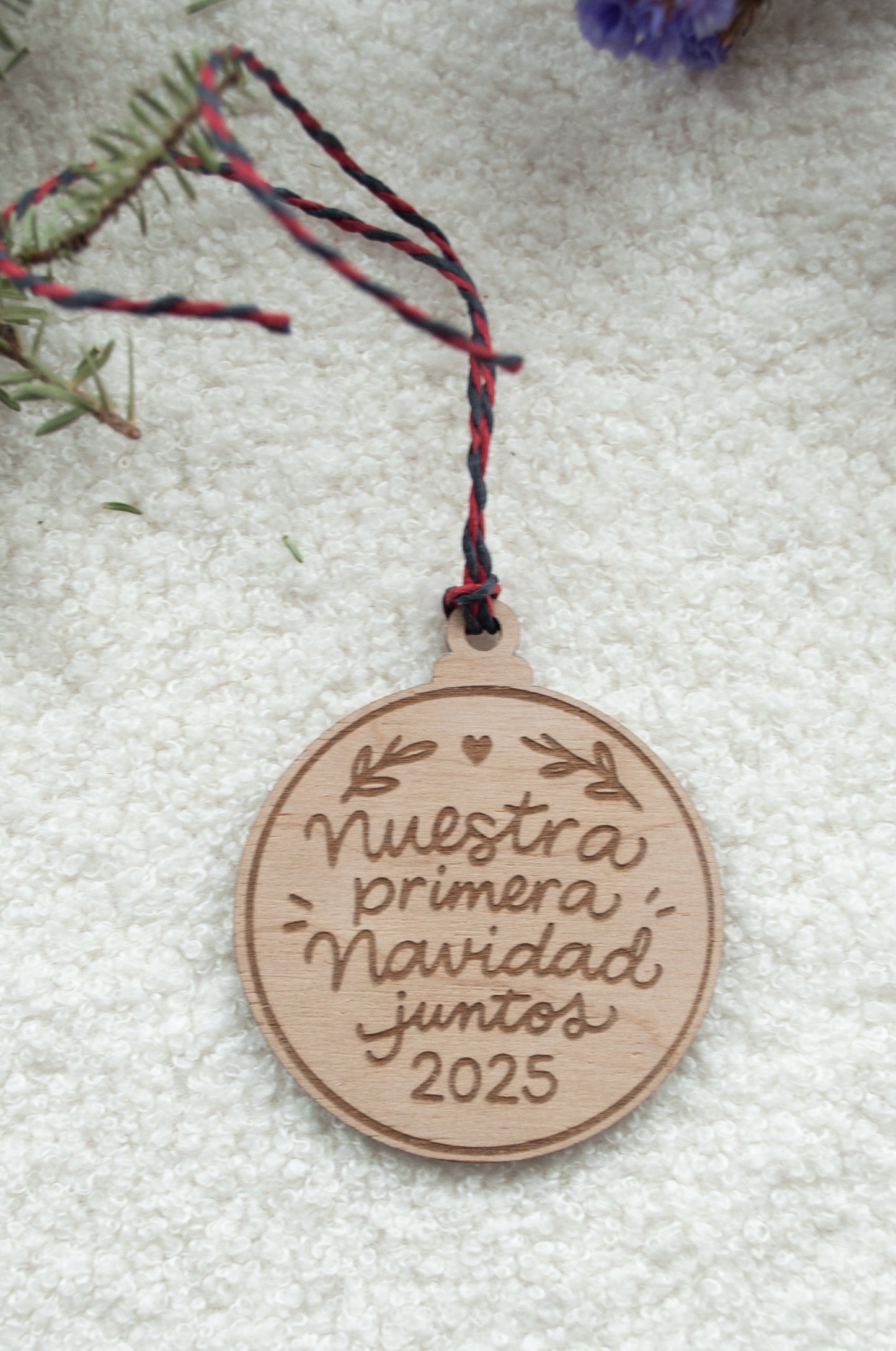 Adorno navideño personalizado de madera con texto Nuestra primera Navidad juntos