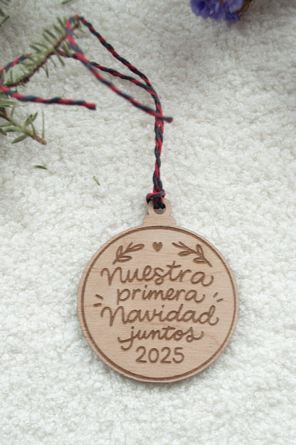 Adorno navideño personalizado de madera con texto Nuestra primera Navidad juntos