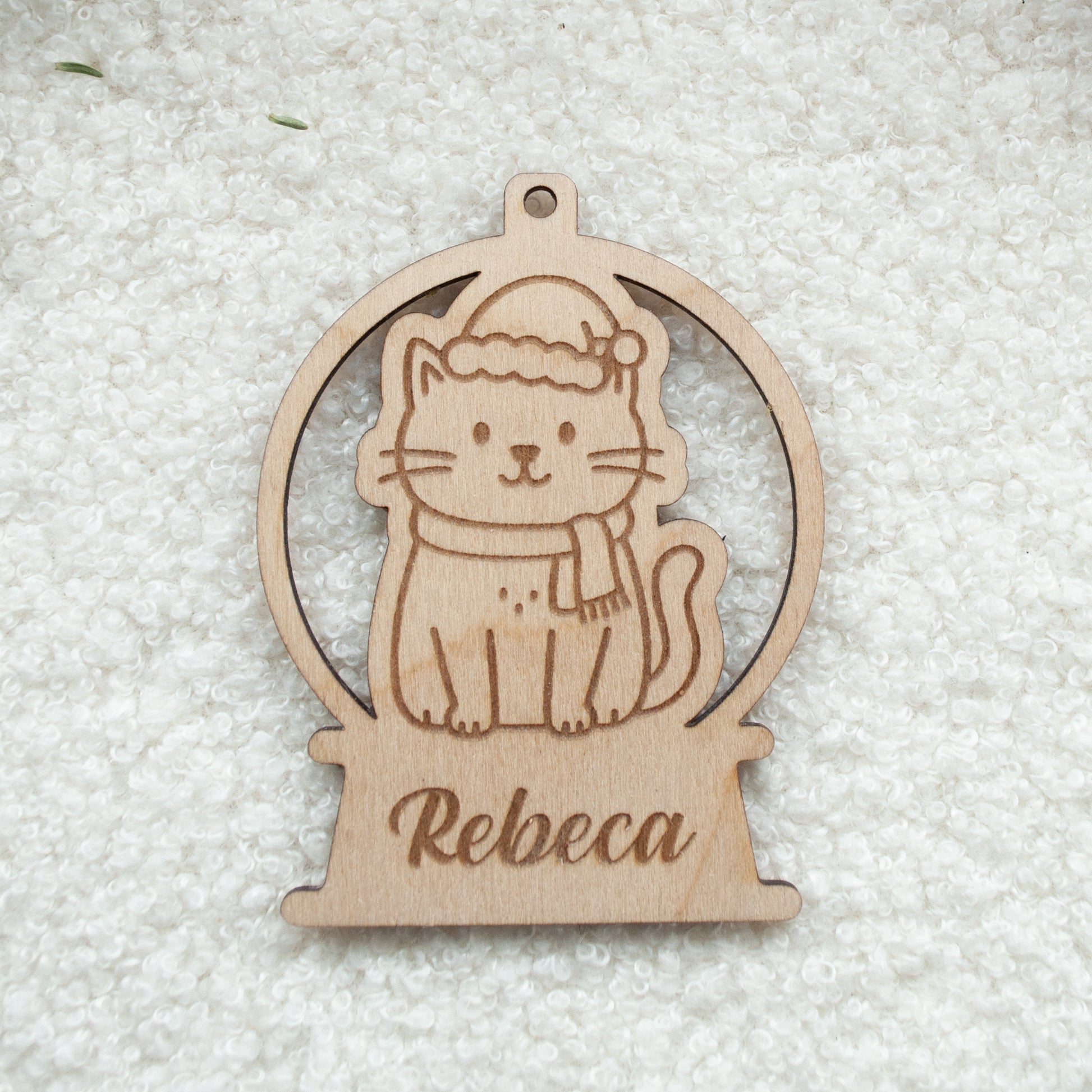 Adorno bola de nieve navideña con grabado de perro o gato