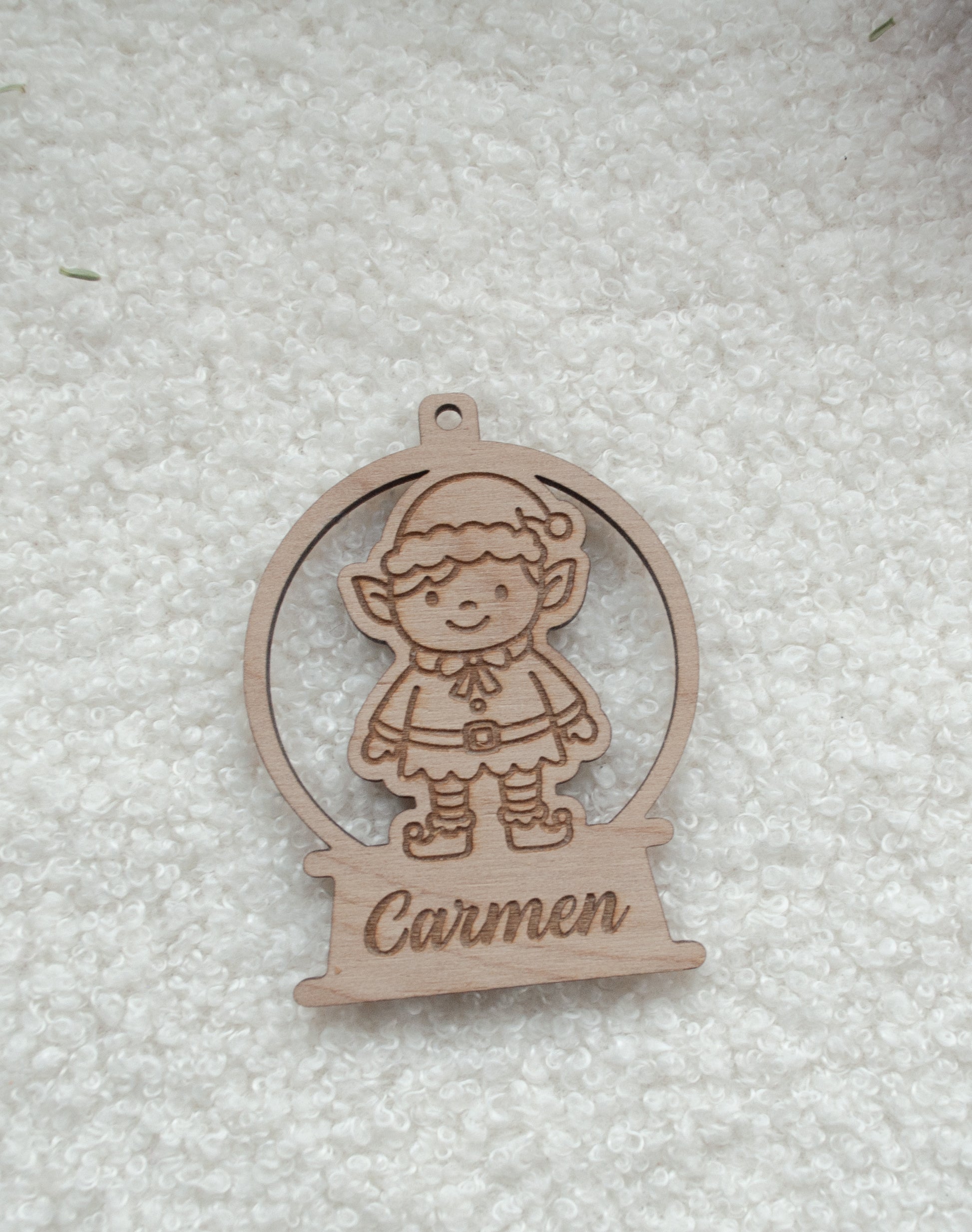 Bola de nieve navideña personalizada con diseño de elfo