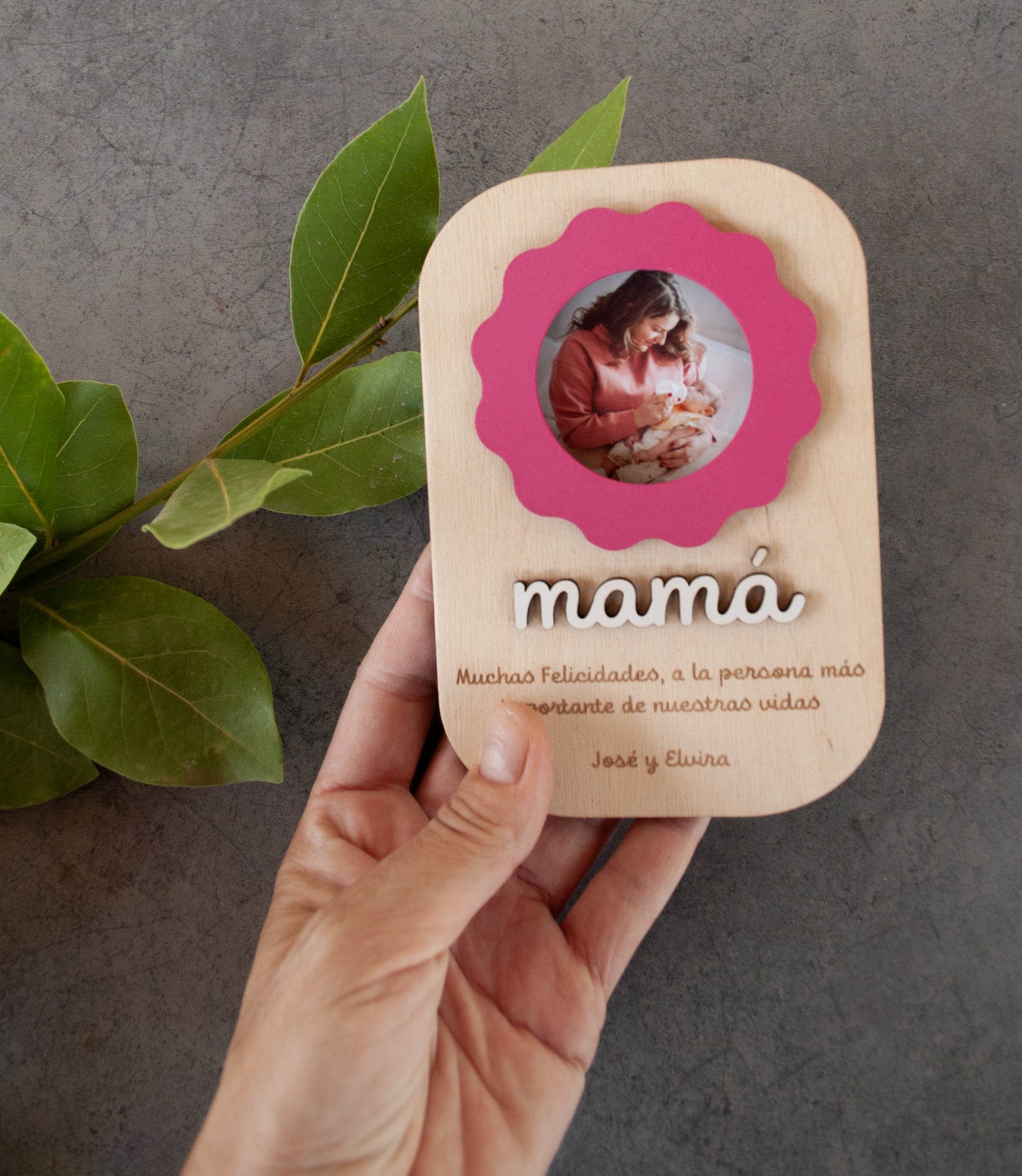 Marco de madera con flor y foto circular - Regalo Día de la Madre