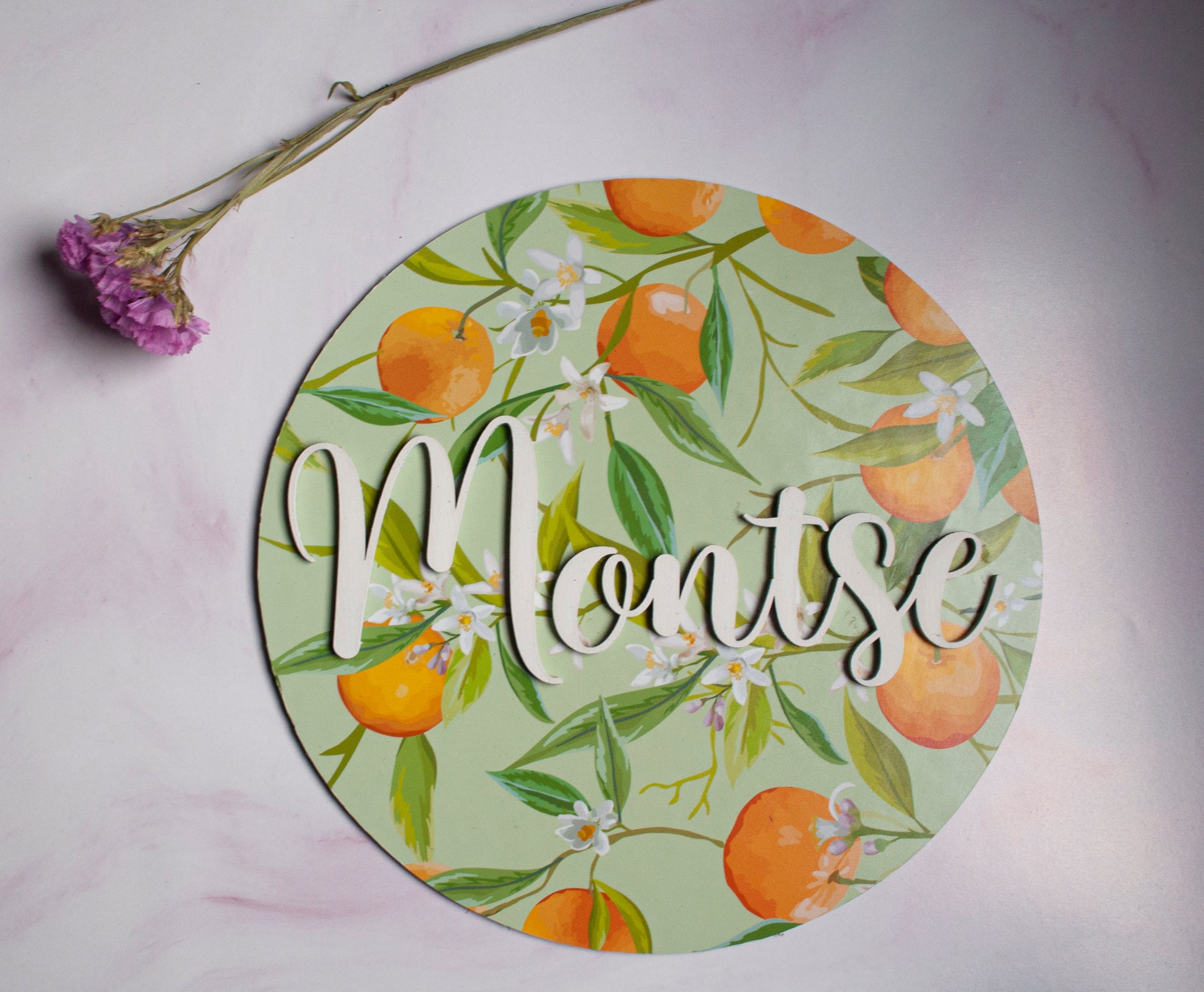 Cartel personalizado de madera con nombre y fondo naranjas