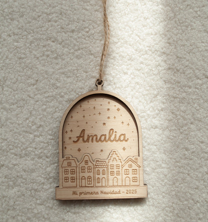 Decoración navideña grabada en madera con diseño de pueblo y estrellas