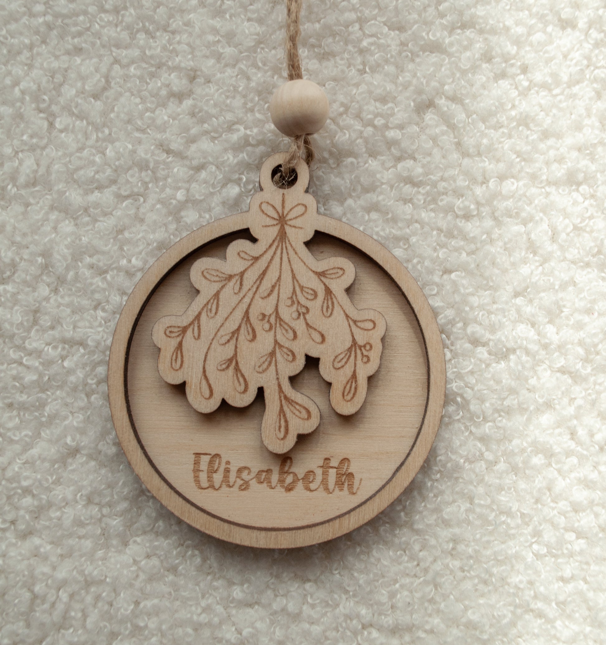 Bola de Navidad de madera con muérdago grabado y nombre