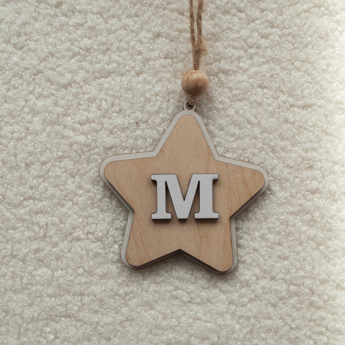 Adorno de estrella de madera con nombre en blanco