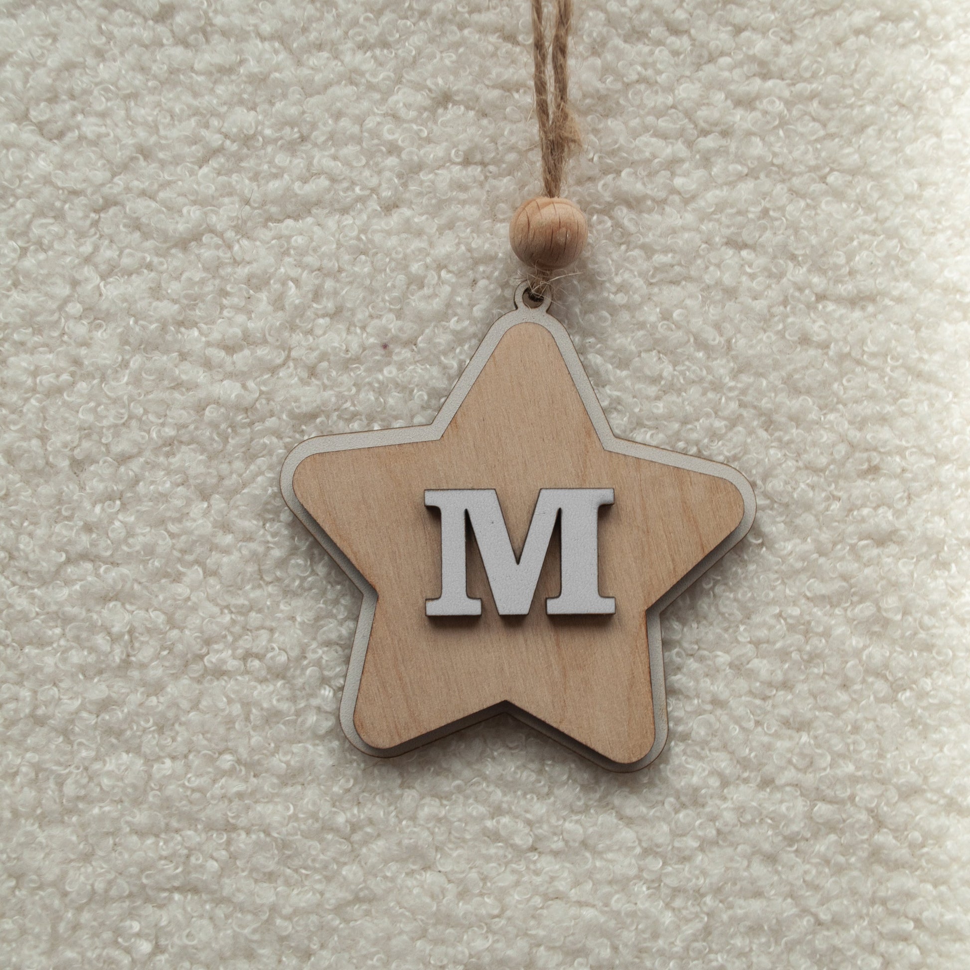 Adorno de estrella de madera con nombre en blanco