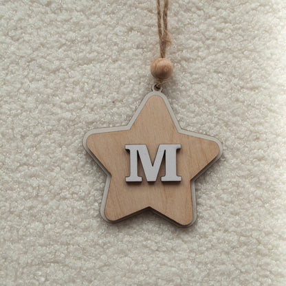 Adorno de estrella de madera con nombre en blanco