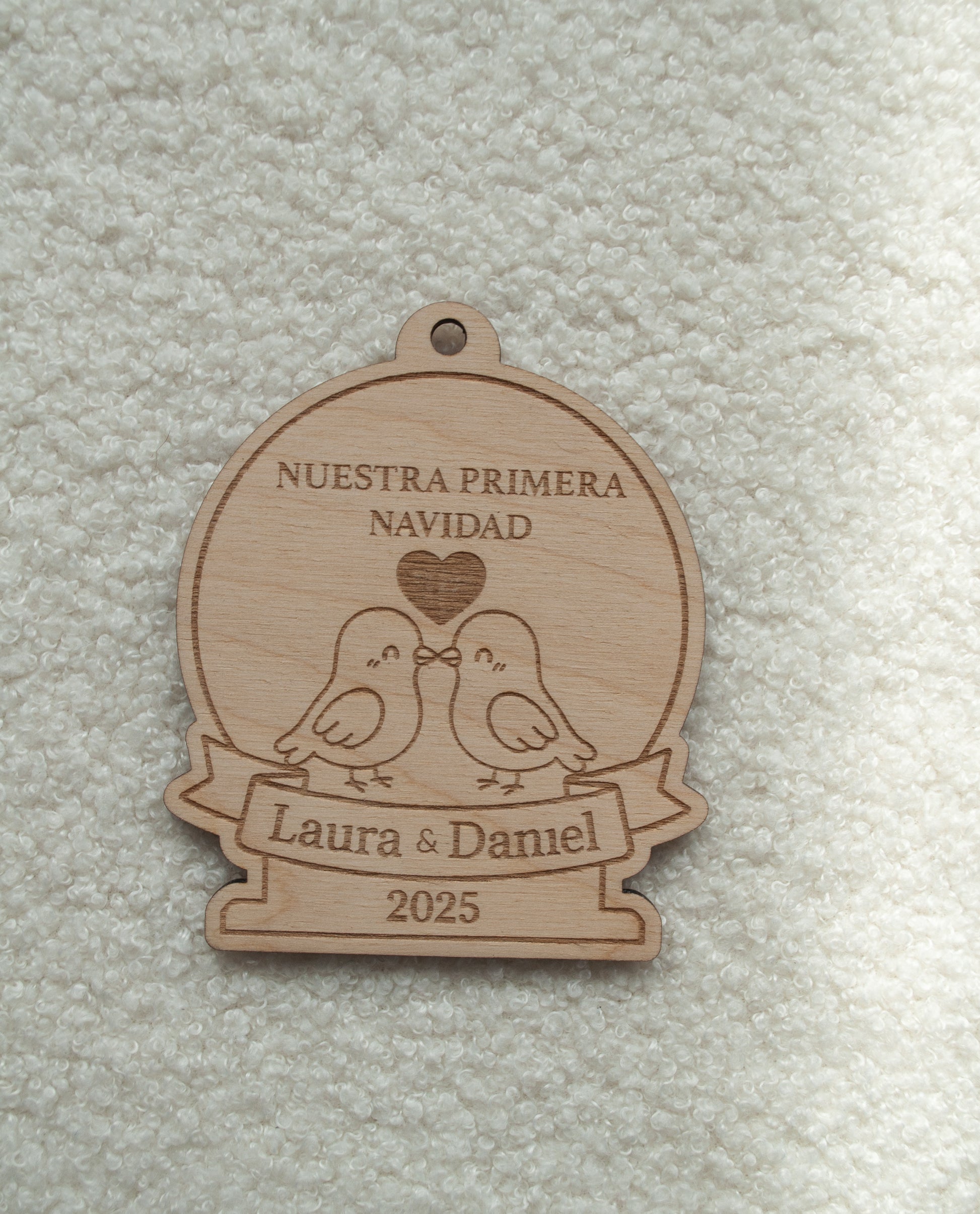 Adorno navideño en madera con diseño de tortolitos personalizado