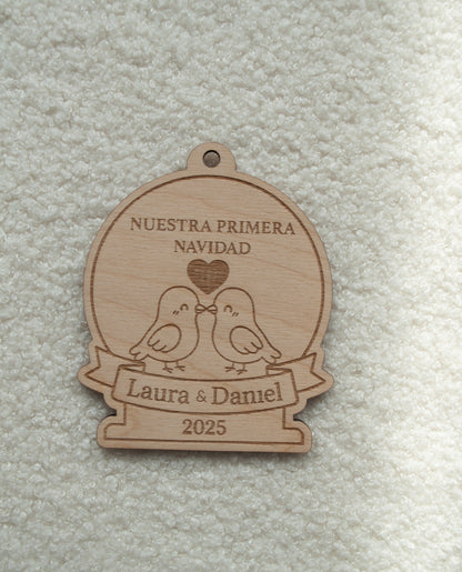 Adorno navideño en madera con diseño de tortolitos personalizado