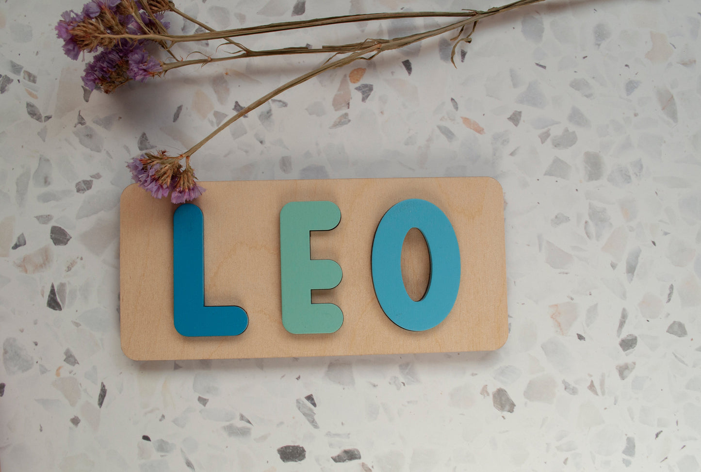 Puzzle de letras de madera hecho a mano