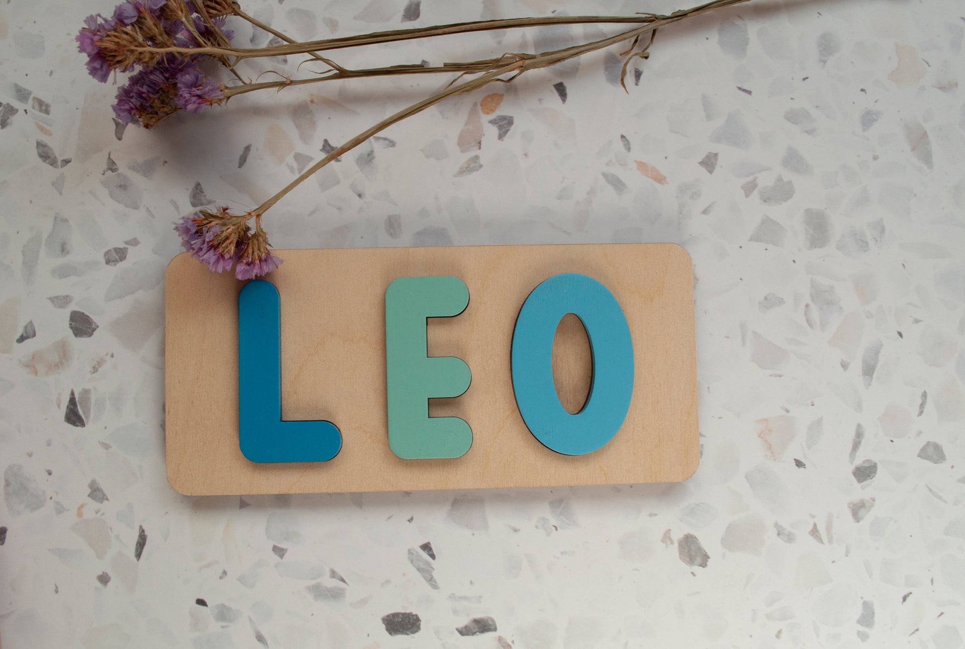 Puzzle de letras de madera hecho a mano