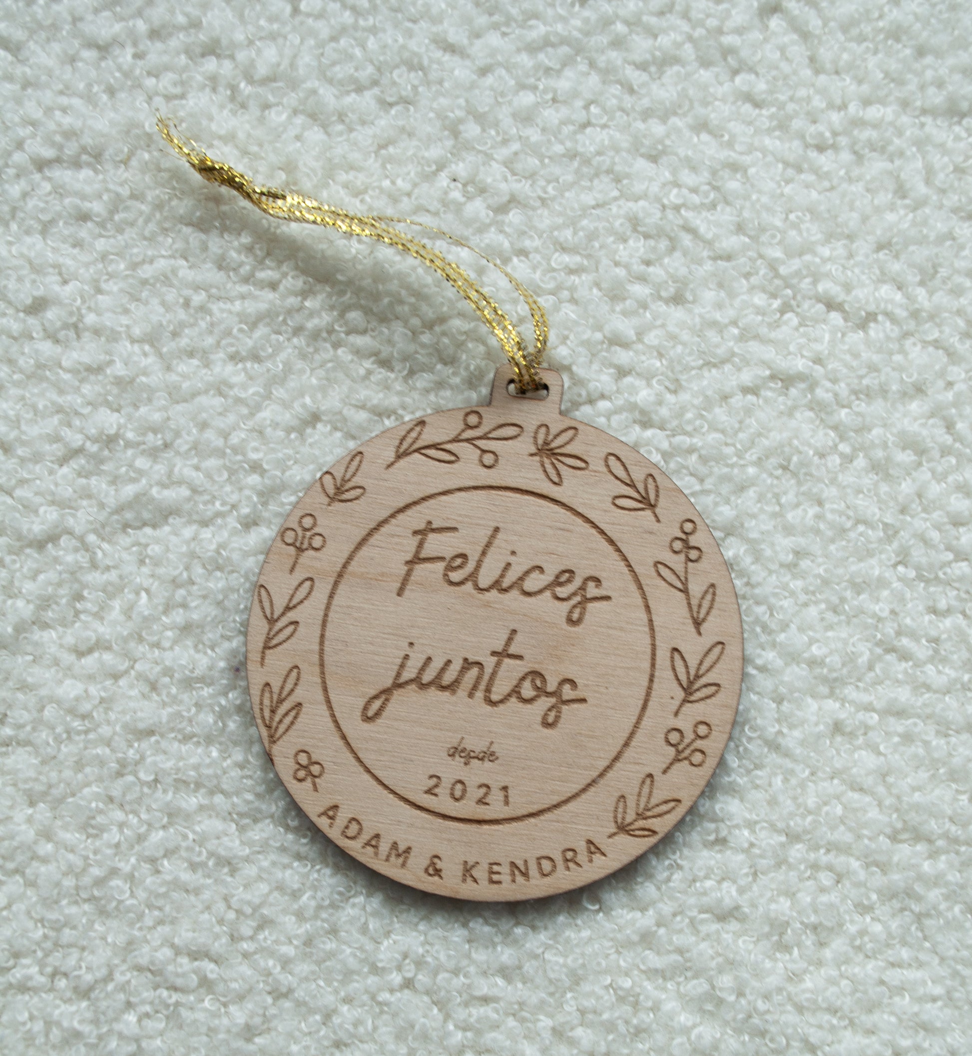 Adorno romántico de Navidad con grabado floral