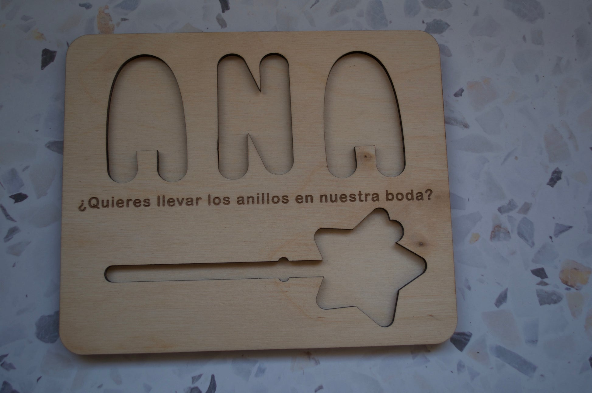 Pieza de puzzle con grabado especial hecho a mano