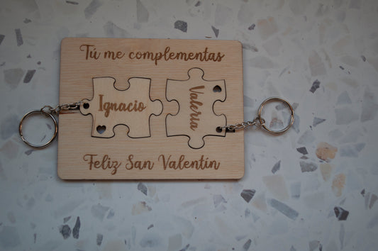 Llavero puzzle de madera personalizado, mostrando las dos piezas encajadas con un nombre grabado.