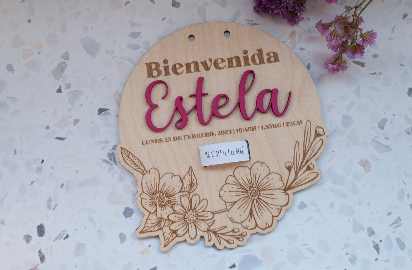 Detalle de placa nacimiento bebé madera personalizada