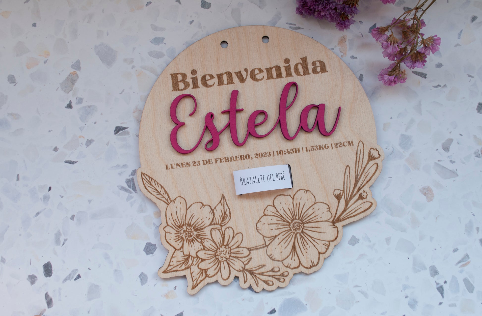 Detalle de placa nacimiento bebé madera personalizada