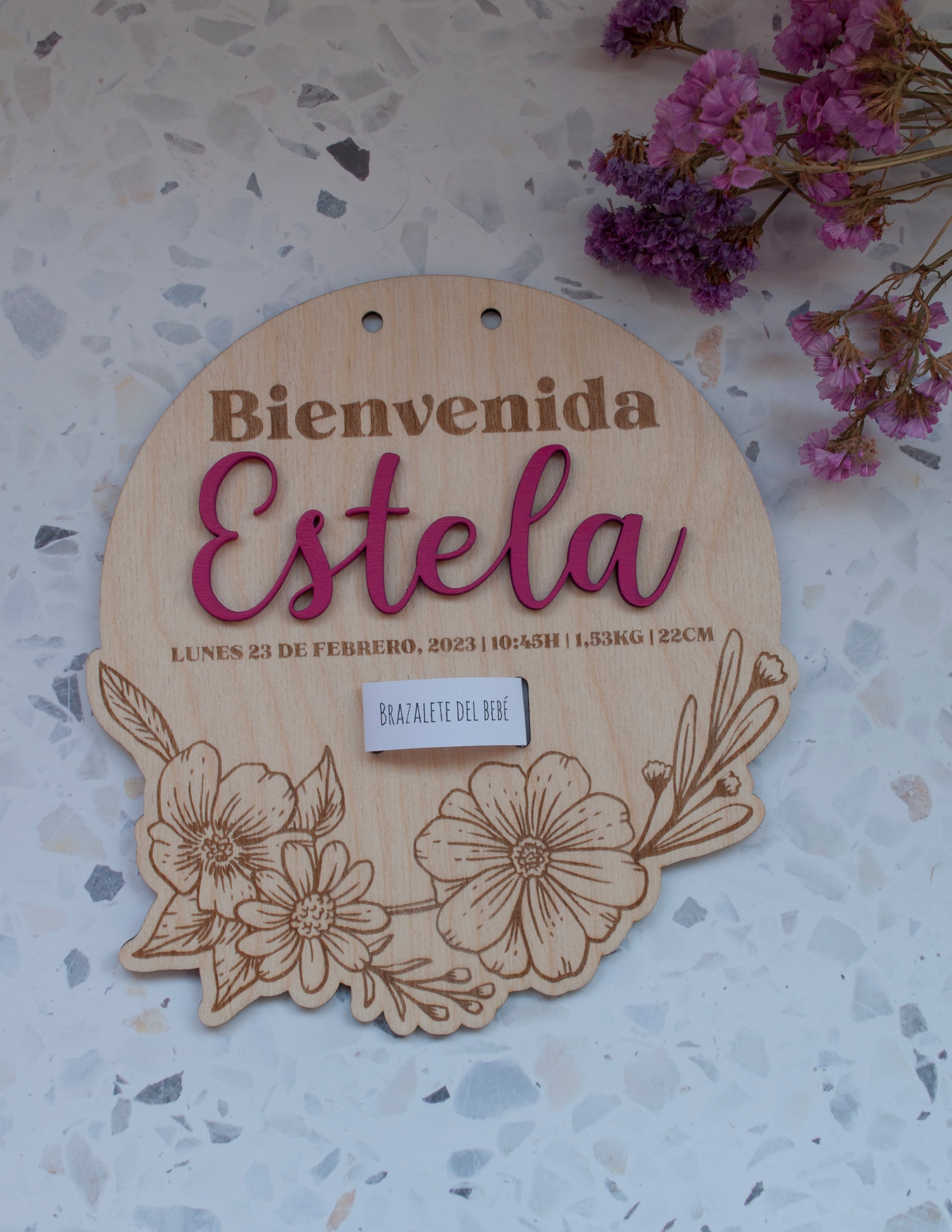 Placa de nacimiento personalizada en madera con ranura para pulsera