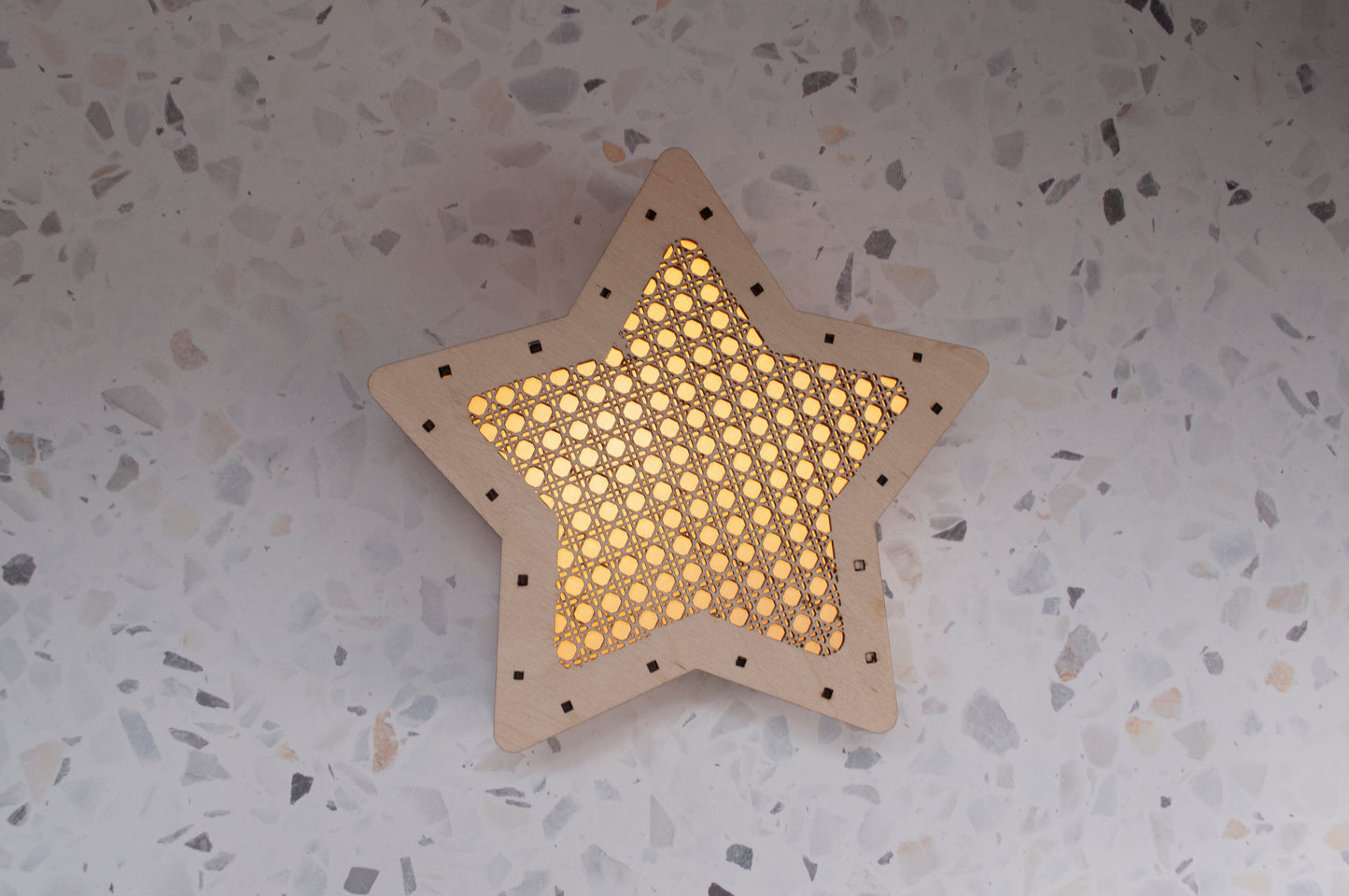 Lámpara infantil estrella de madera – Luz decorativa hecha a mano