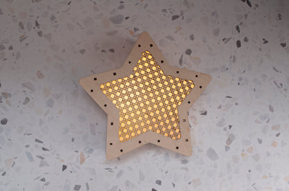 Lámpara infantil estrella de madera – Luz decorativa hecha a mano