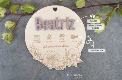 Placa de nacimiento personalizada en madera natural con datos del bebé