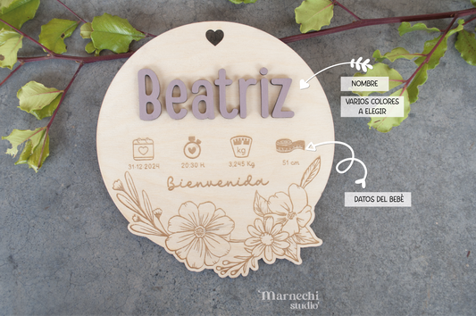 Placa de nacimiento personalizada en madera natural con datos del bebé