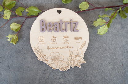 Detalle de nombre personalizado grabado en placa de madera artesanal