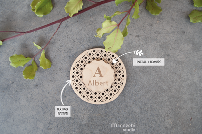 Placa decorativa de rattan natural personalizada con nombre - Marnechi Studio
