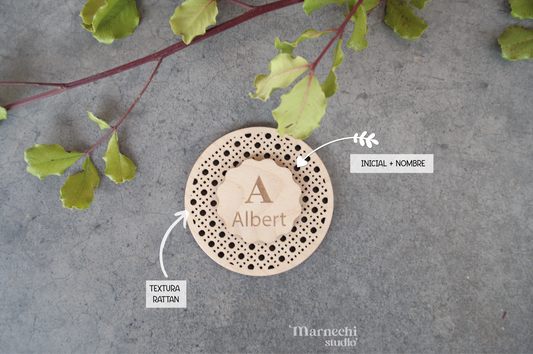 Placa decorativa de rattan natural personalizada con nombre - Marnechi Studio