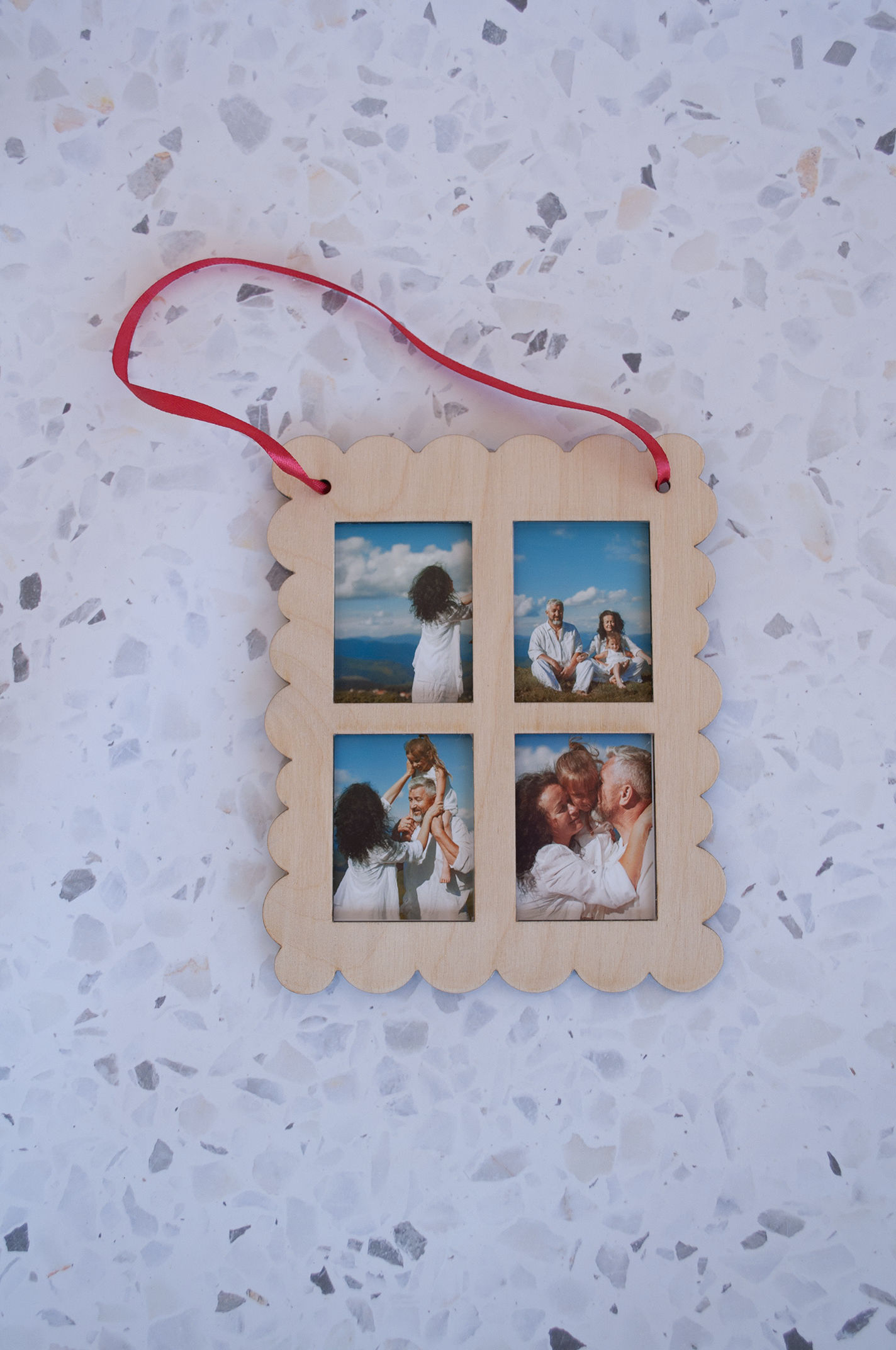 Portafotos de madera colgante con cinta y fotos personalizadas