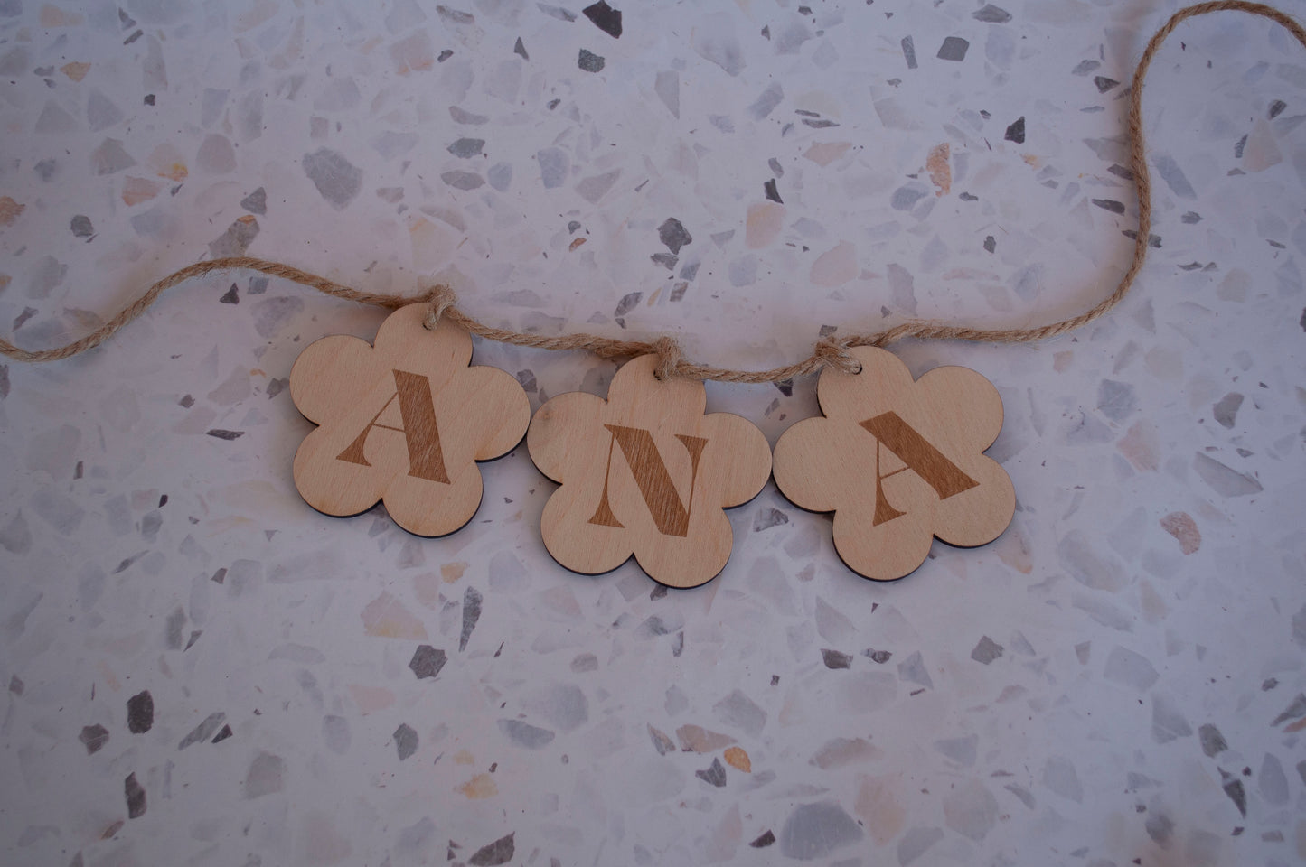 Guirnalda de madera personalizada en diferentes combinaciones de colores y diseños, demostrando las opciones de personalización.