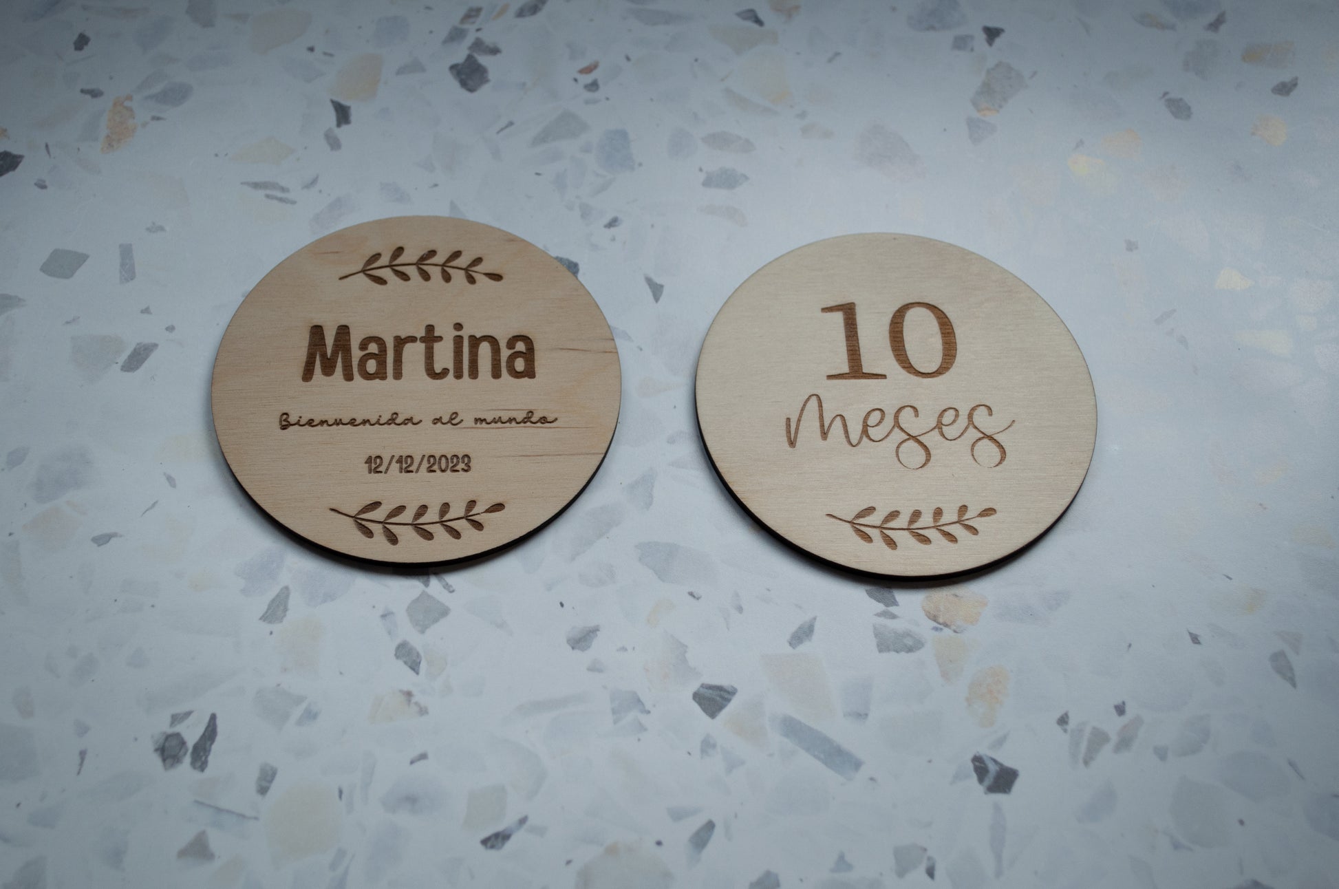 Placas cumplemeses de madera con  caja personalizada