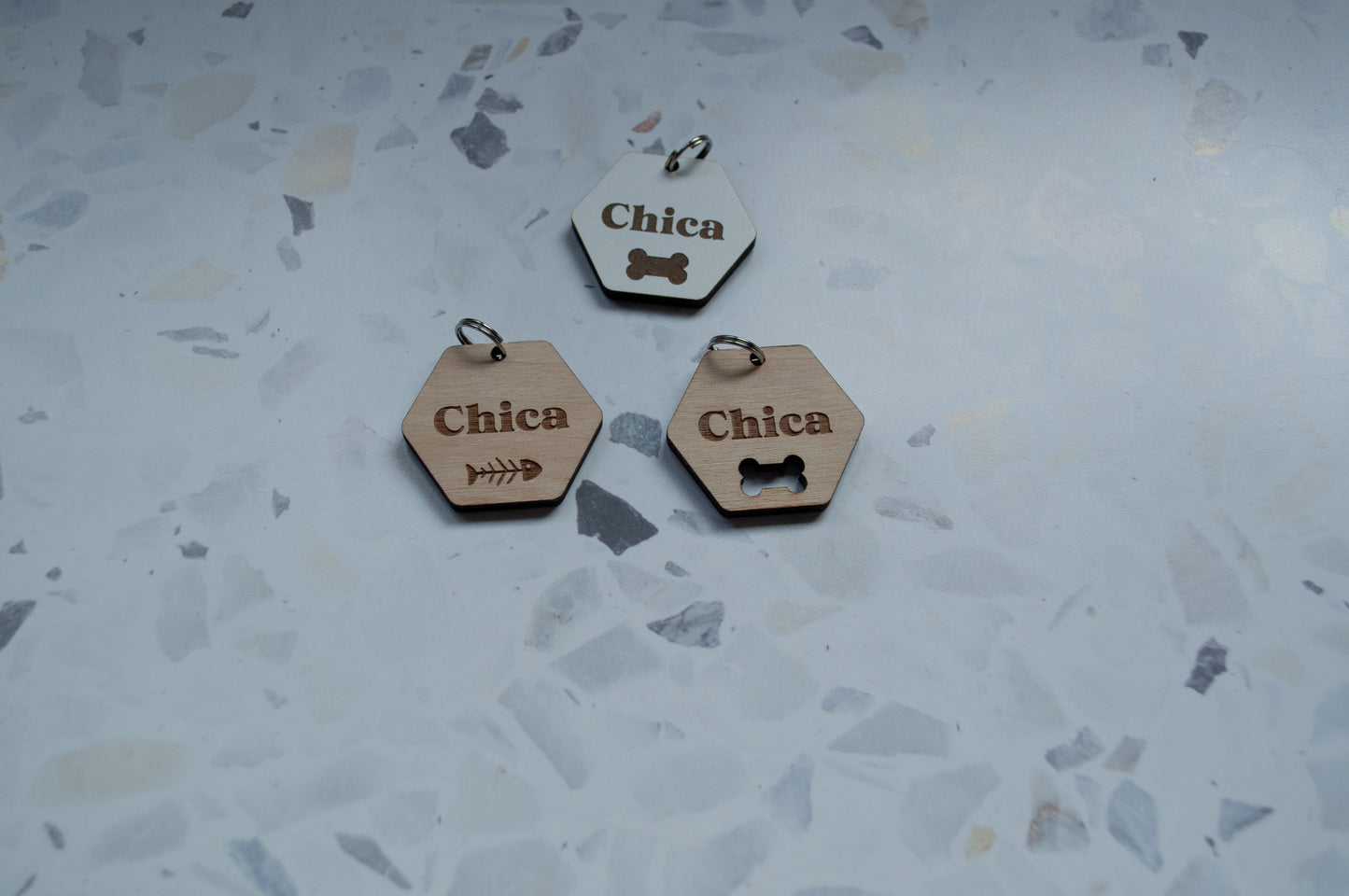 Chapa artesanal de madera con nombre y teléfono para gatos