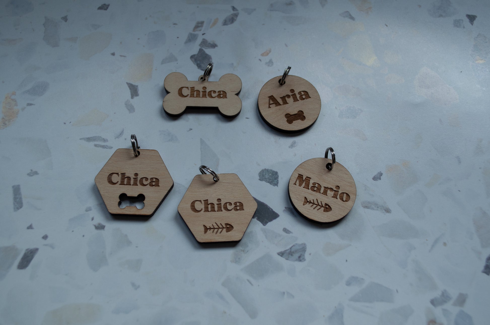 Placa identificativa de madera grabada para perro