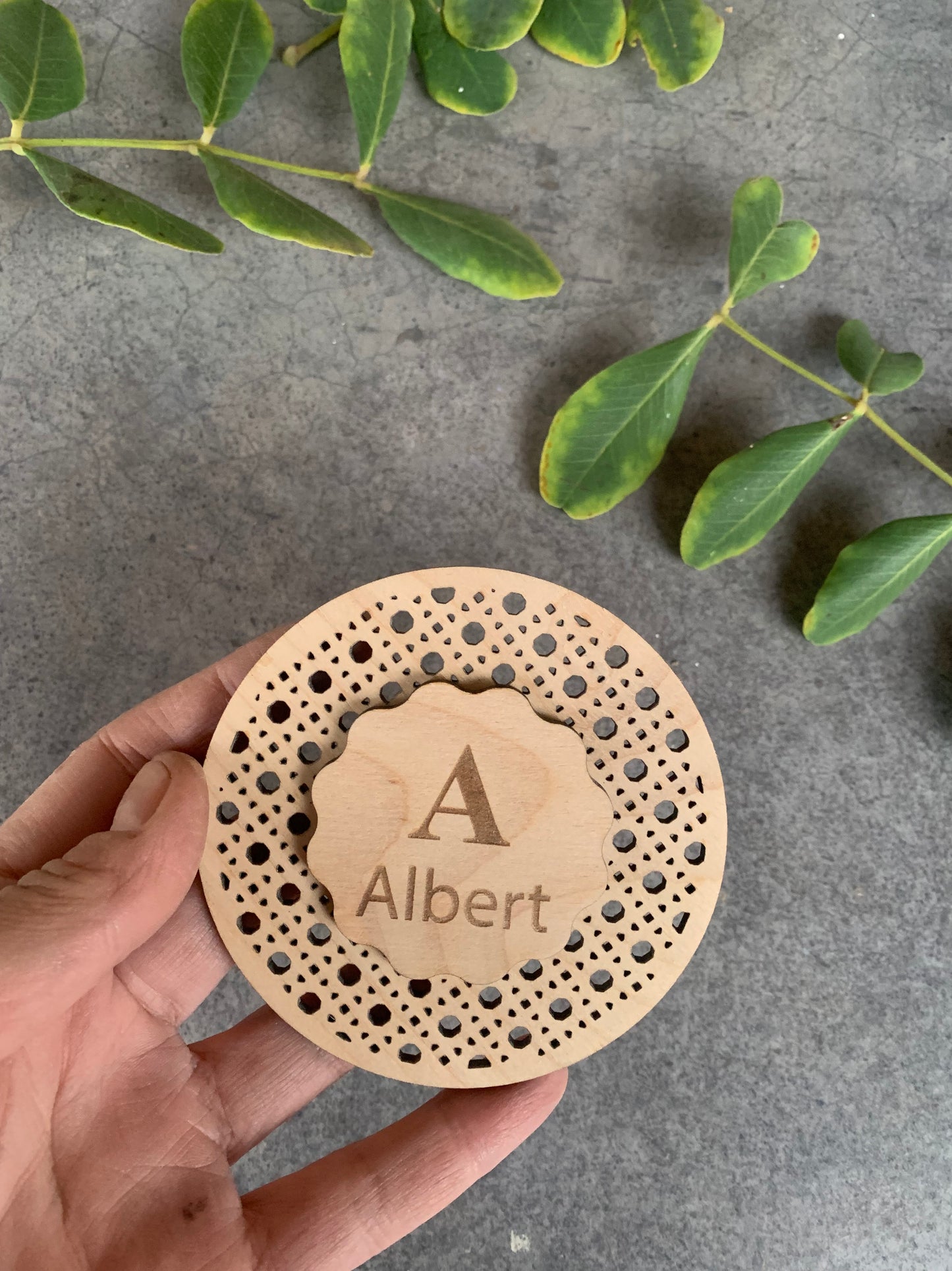 Detalle del rattan natural en placa personalizable