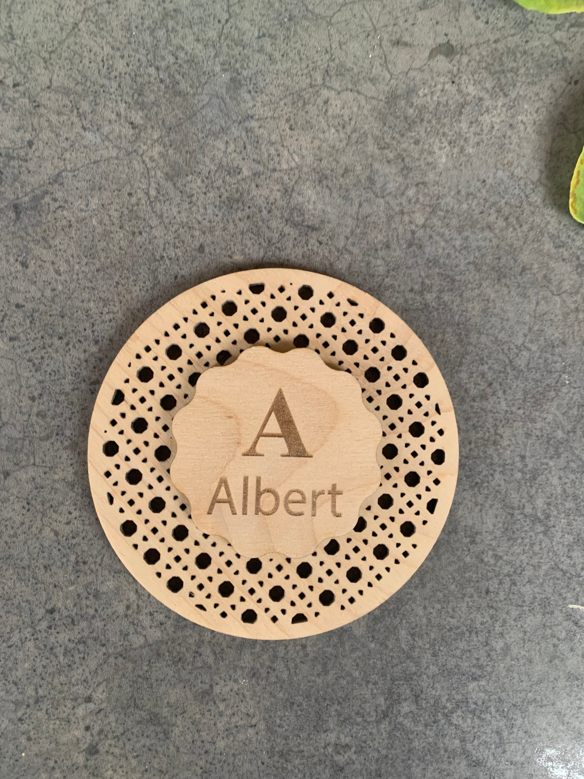 Placa de rattan personalizada decorando habitación infantil - Regalo artesanal