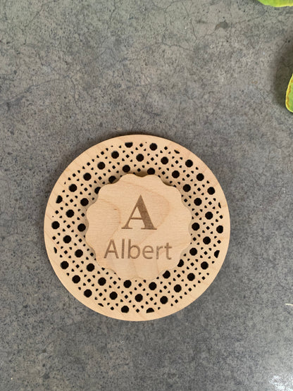 Placa de rattan personalizada decorando habitación infantil - Regalo artesanal