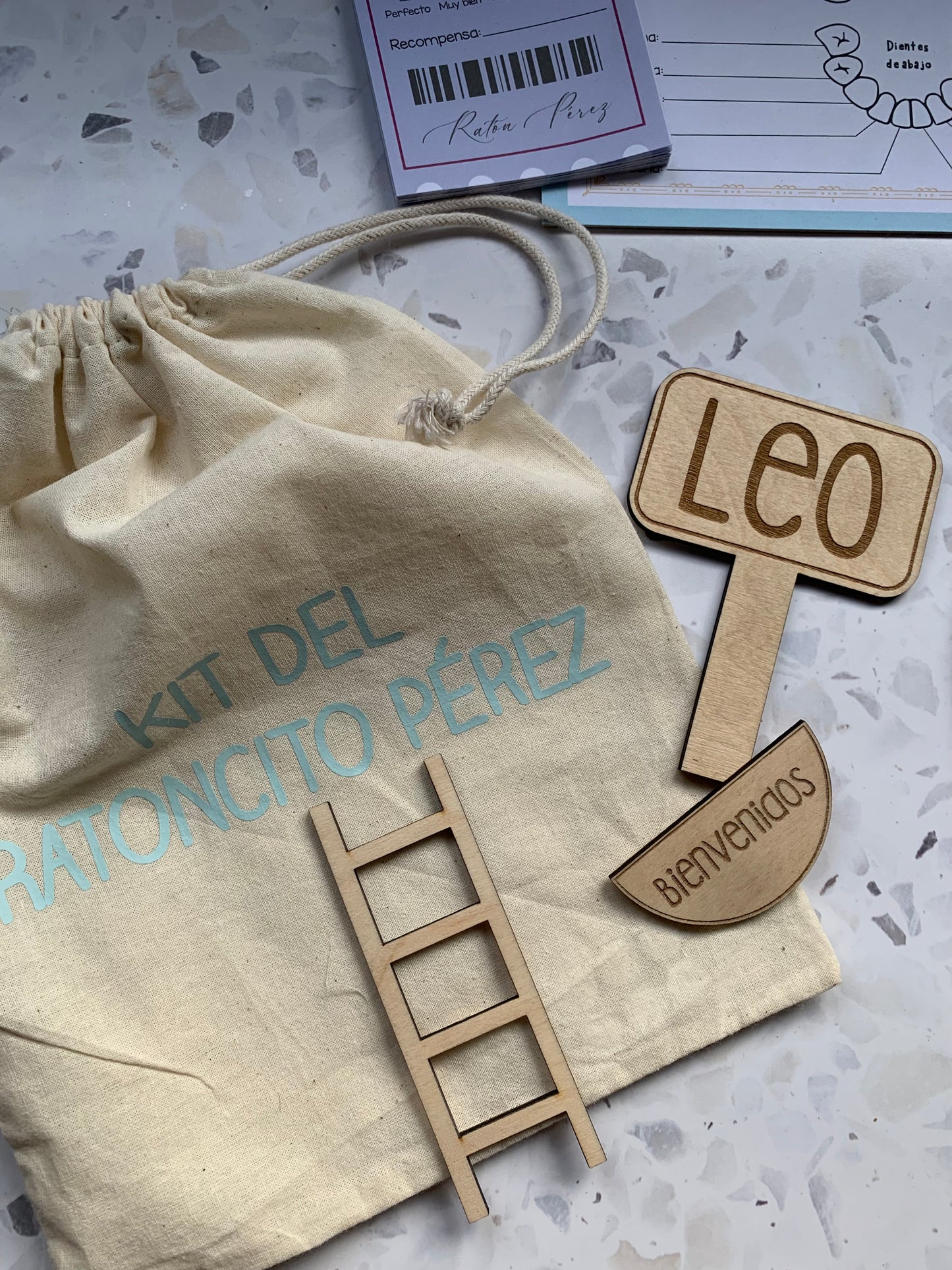 Primer plano de la puerta de madera personalizada del Ratoncito Pérez con el nombre del niño grabado.