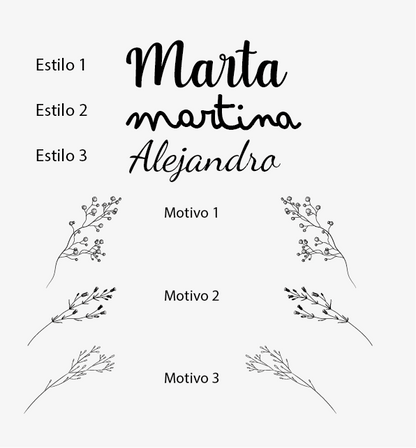 Primer plano del grabado del nombre en una percha de madera infantil, destacando la calidad de la personalización.