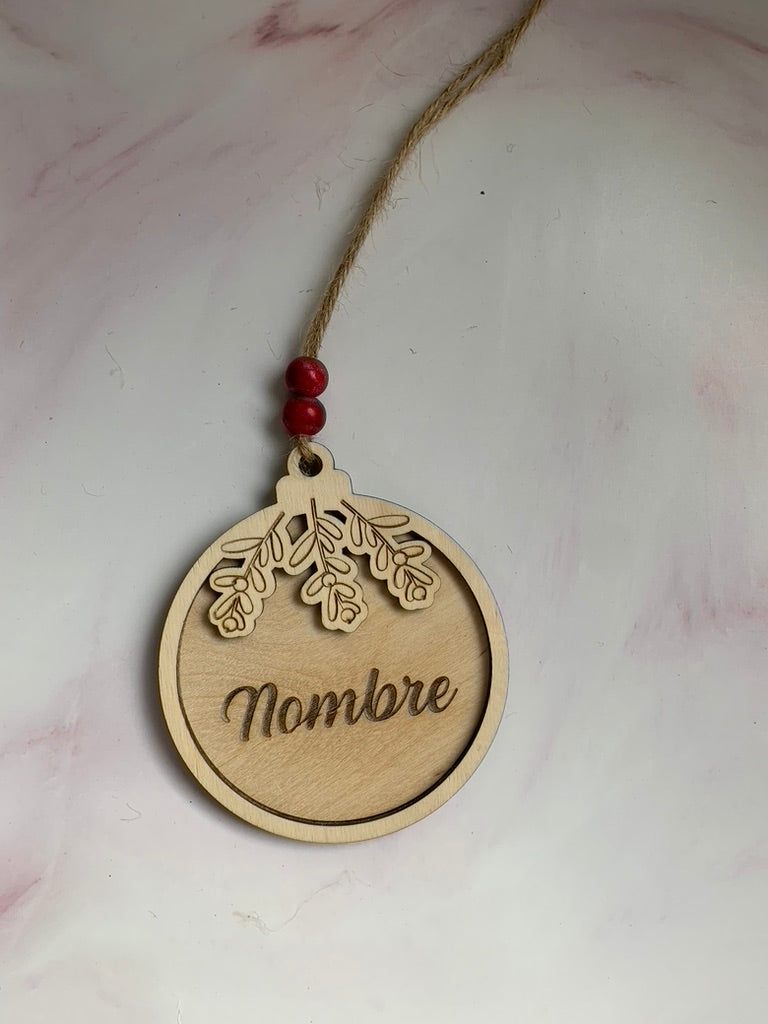 Bola de Navidad personalizada con nombre y motivo de muérdago
