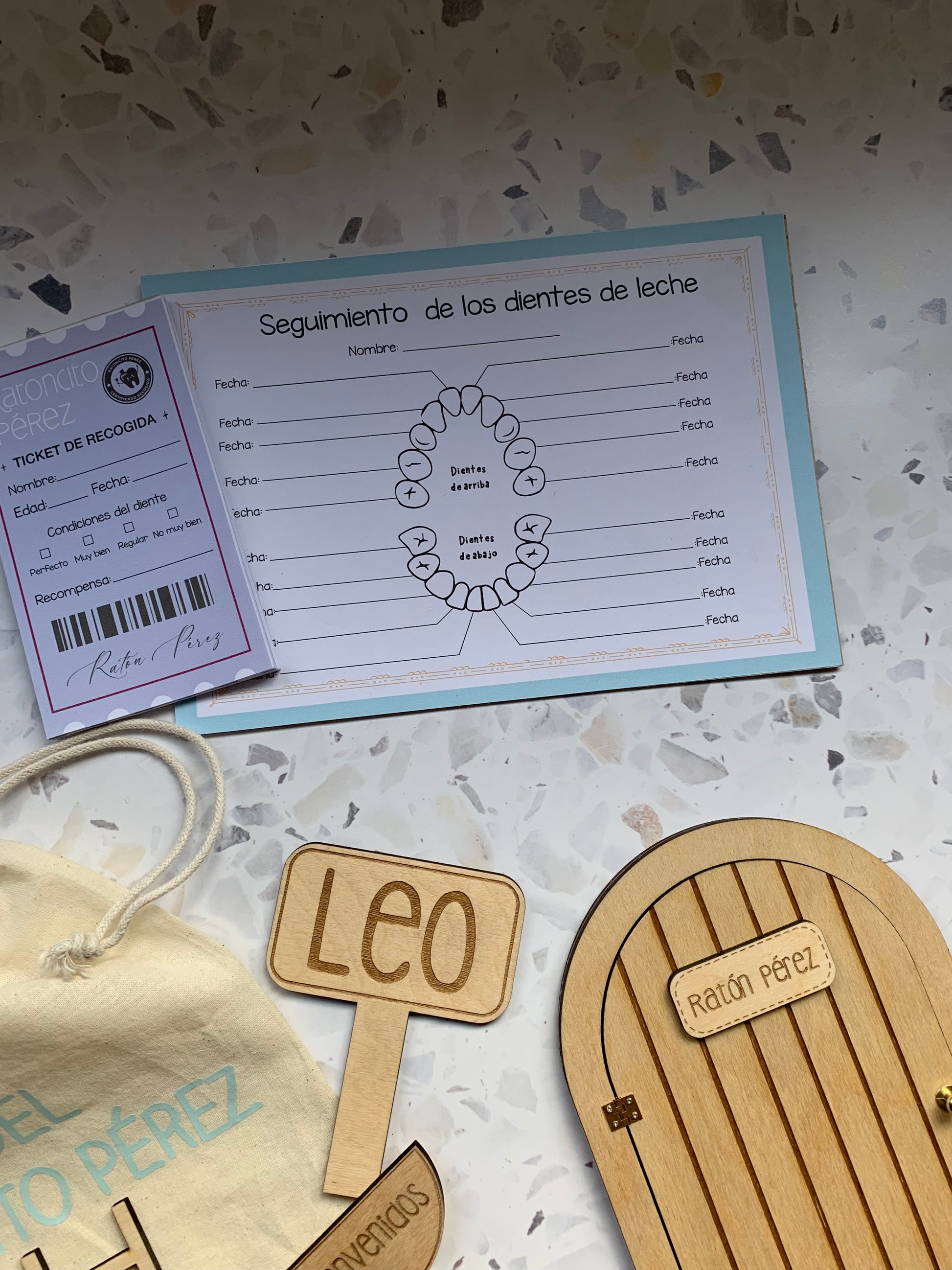 Primer plano de la puerta de madera personalizada del Ratoncito Pérez con el nombre del niño grabado.