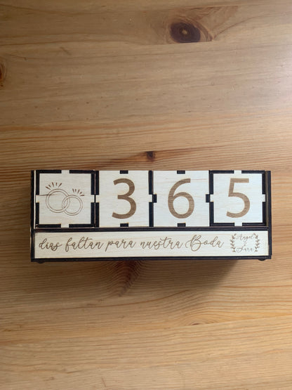 Cuenta atrás de madera personalizada con frase y nombres
