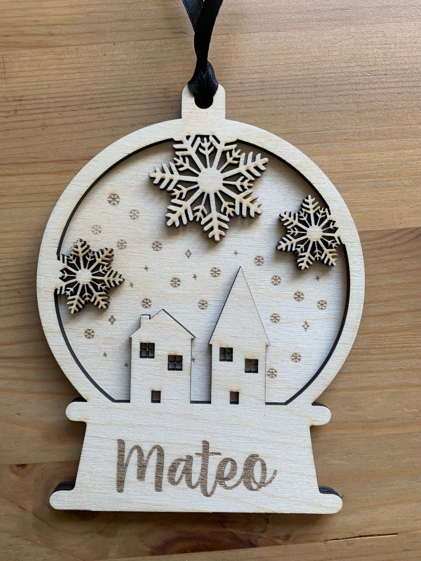 Bola de nieve decorativa personalizada con nombre grabado en madera natural