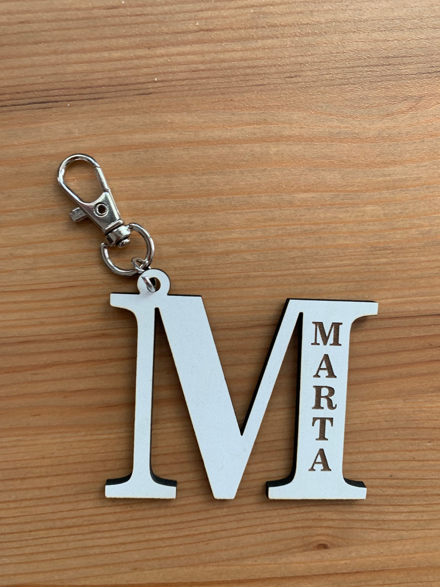 Llavero madera grabado inicial con nombre personalizado