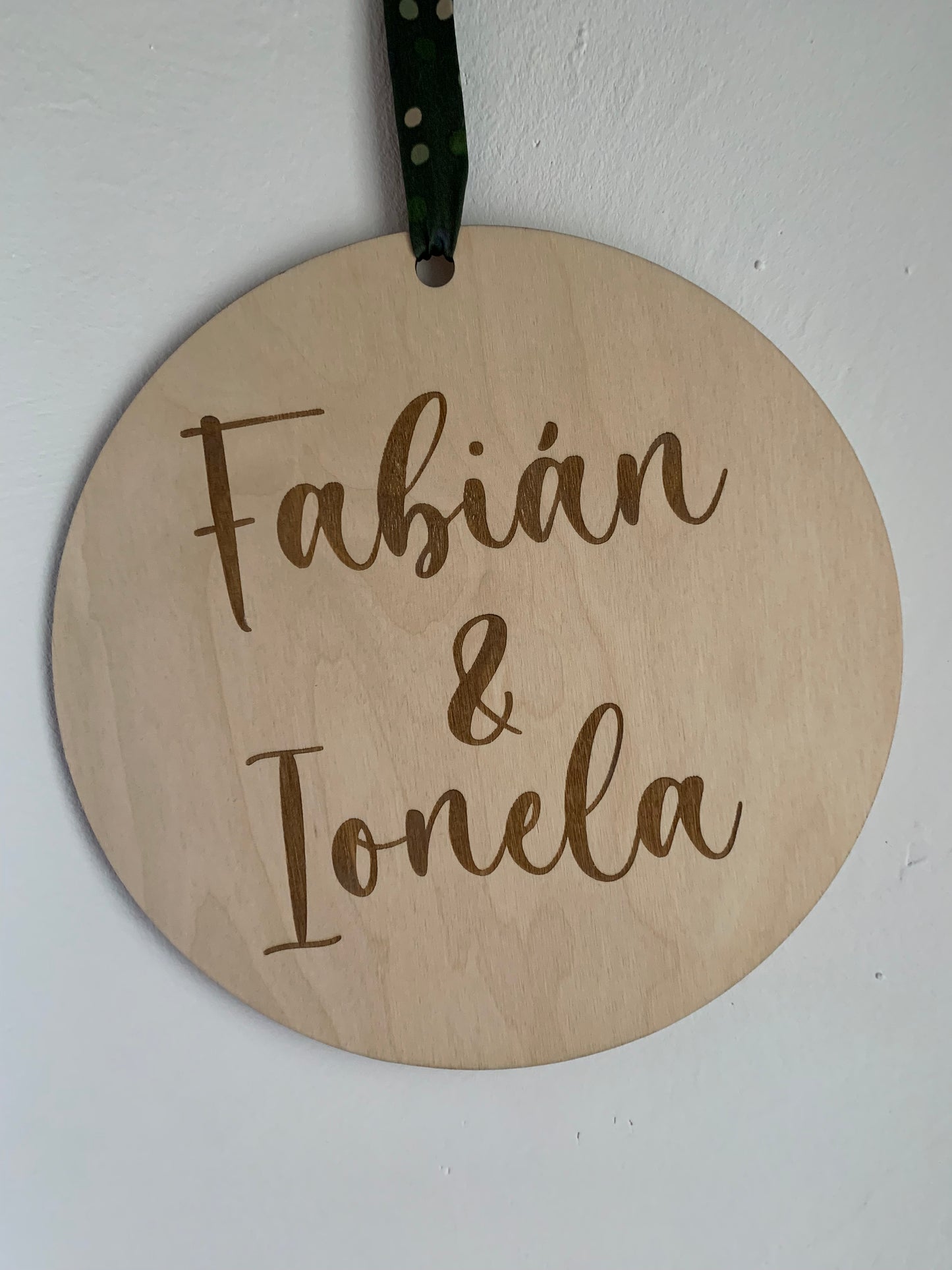 Círculo de madera personalizable con texto grabado, mostrando un ejemplo de diseño con el texto centrado.