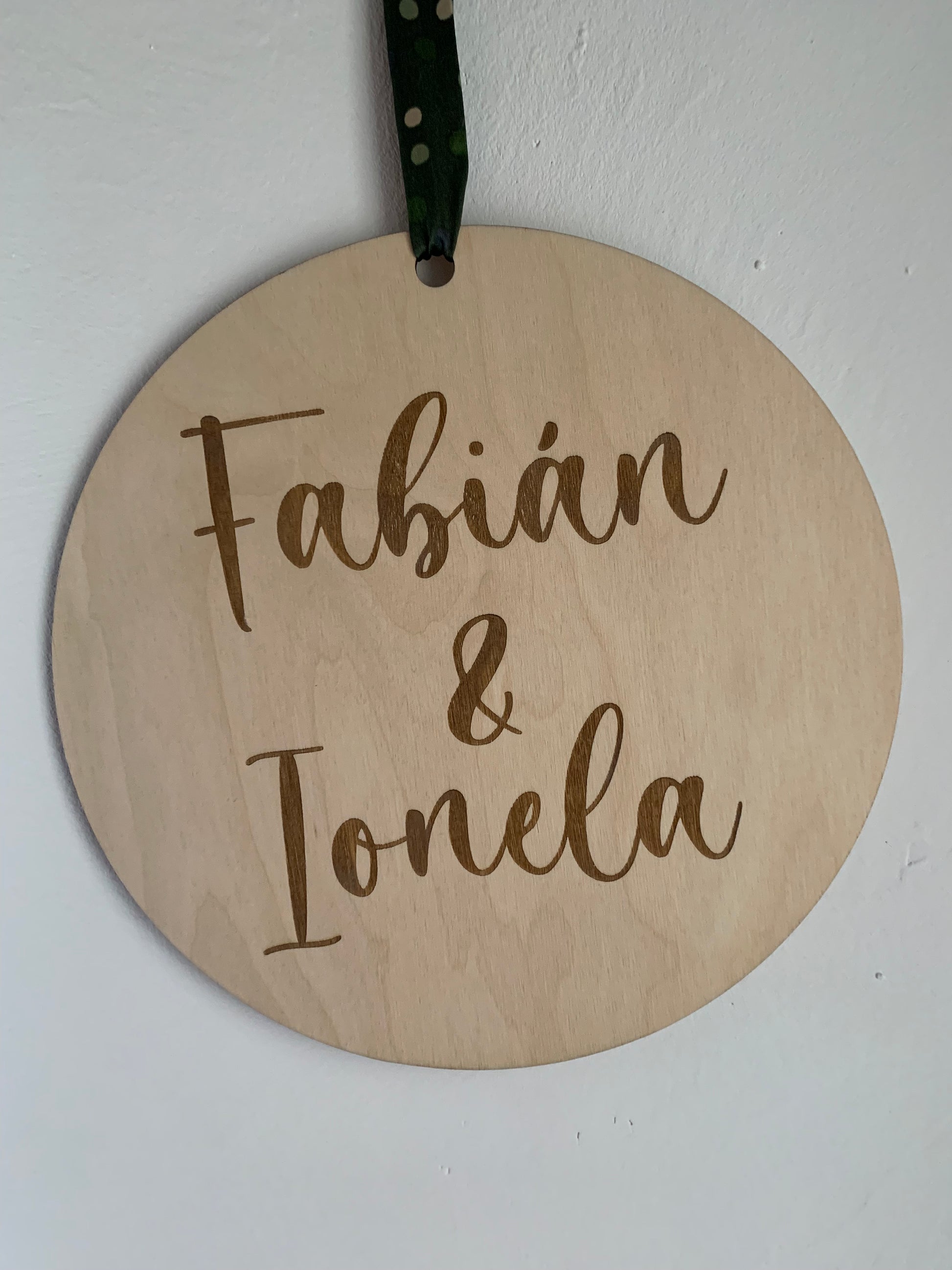 Círculo de madera personalizable con texto grabado, mostrando un ejemplo de diseño con el texto centrado.