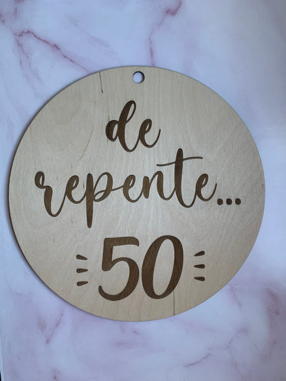 Variedad de fuentes de texto disponibles para grabar en el círculo de madera personalizable, mostrando detalles del grabado.