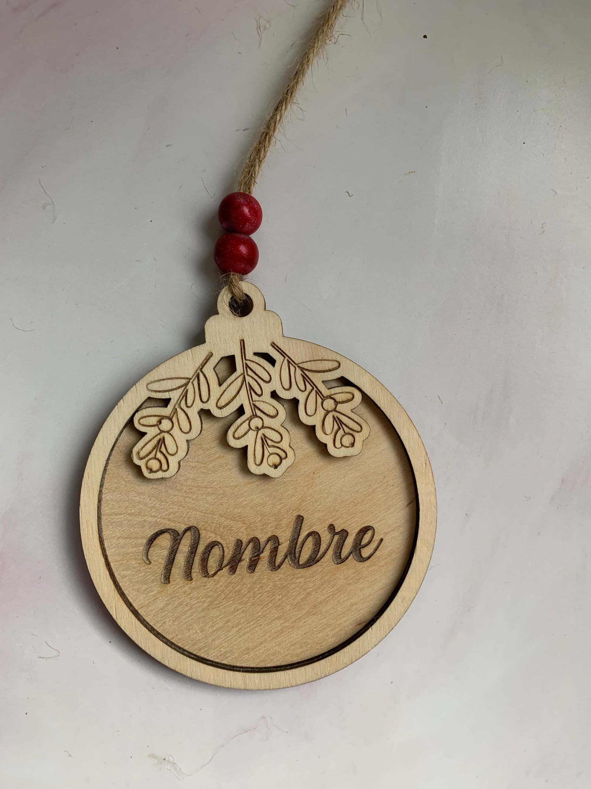 Adorno navideño muérdago con cuentas rojas y cordón