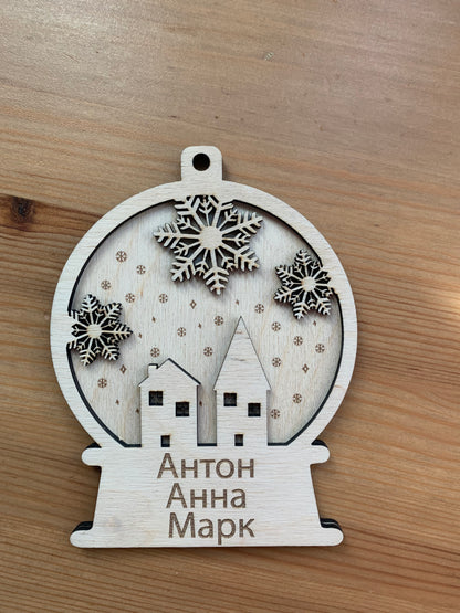 Bola de nieve decorativa personalizada con nombre grabado en madera natural