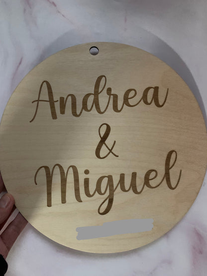 Variedad de fuentes de texto disponibles para grabar en el círculo de madera personalizable, mostrando detalles del grabado.