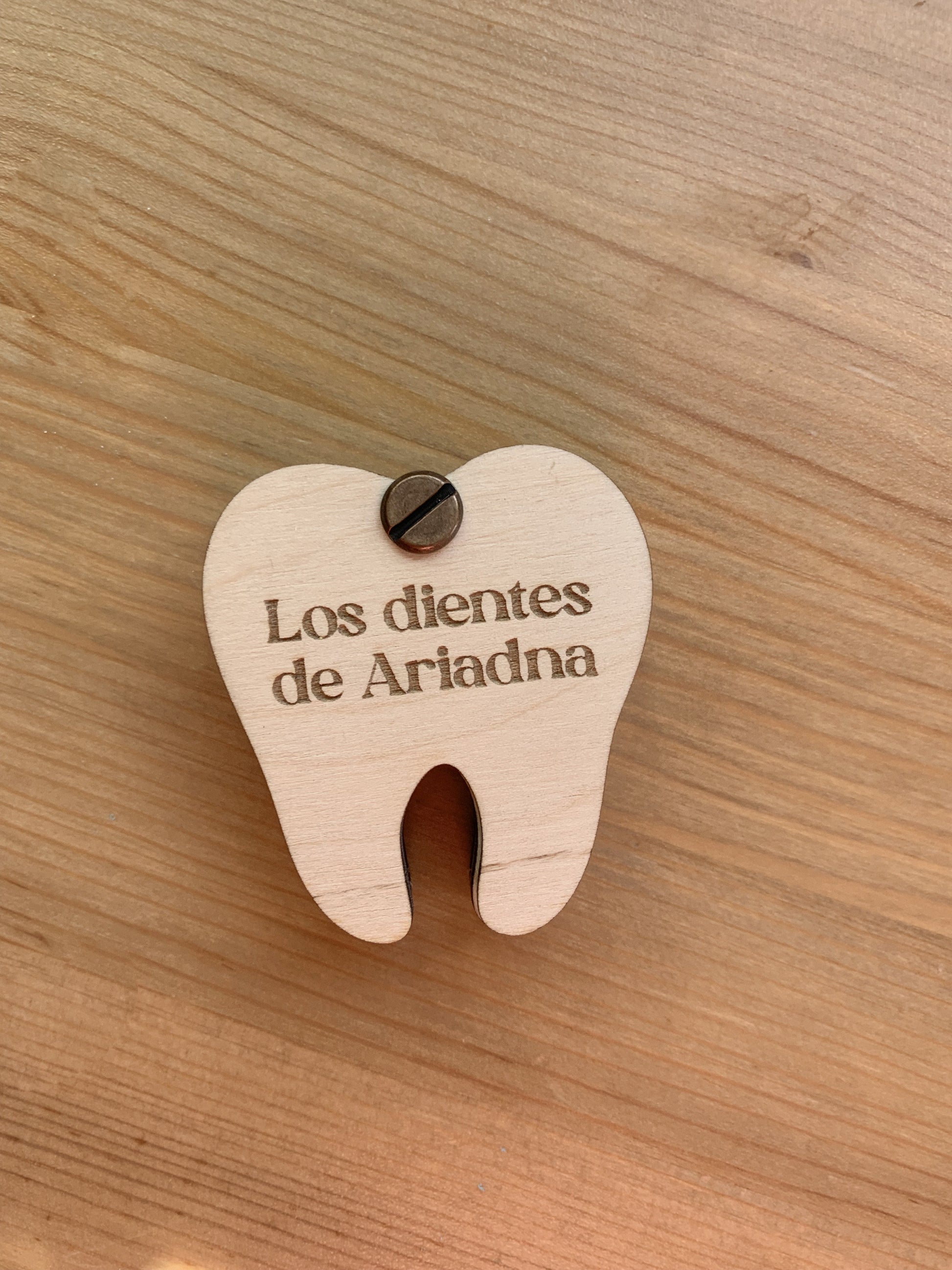 Caja para dientes de leche personalizada en madera natural con nombre grabado